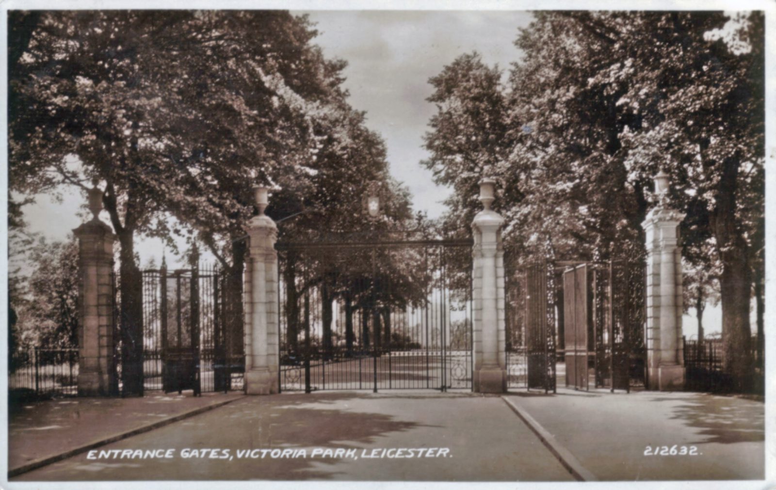 Victoria Park, Leicester. Undated: Entrance gates. (File:1237)